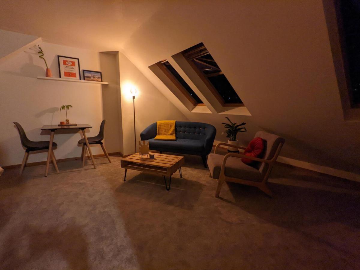 *Large Unique Retro Private Attic & Bathroom* Brighton Exterior photo