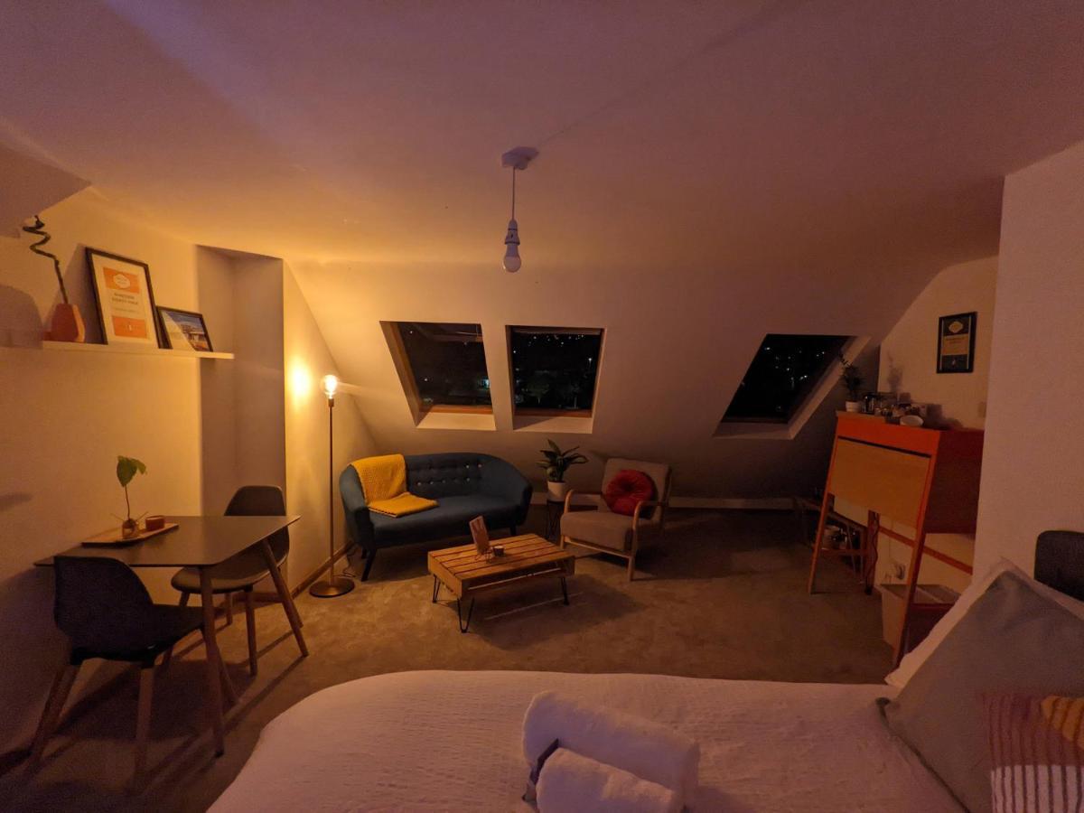 *Large Unique Retro Private Attic & Bathroom* Brighton Exterior photo